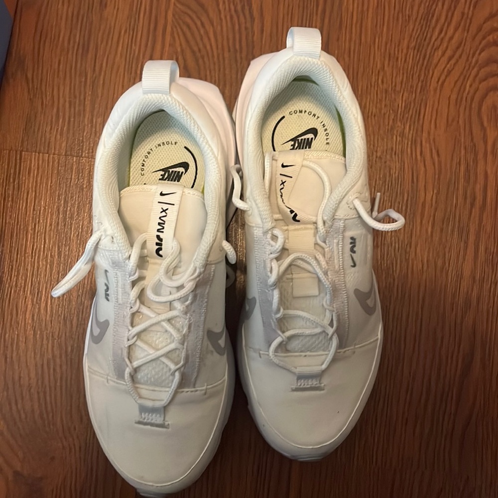 White Nike 7.5
